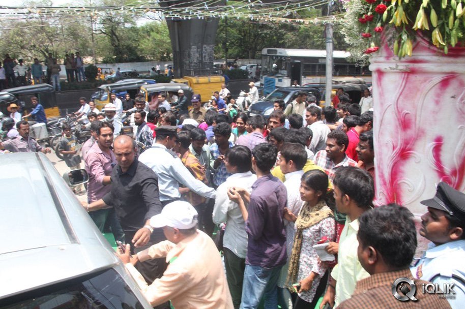 Pranitha-Launches-RS-Brothers-Showroom